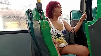 Exibindo Minha Nudez No ônibus, O Corno Gozou Na Cueca Sem Tocar