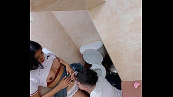 Estudiantes Cachondos Follando Salvaje En El Baño Del Instituto Y él Se Corre En Su Boca (video Casero ExplÍcito)