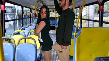 Aluna Arregaçada No ônibus Lotado, Gemendo De Tesão Em Público!