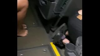 Transando Com Perigo No ônibus Lotado — Público Real Assistindo Ao Vivo