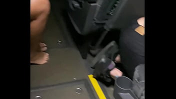 Transando Com Perigo No ônibus Lotado — Público Real Assistindo Ao Vivo