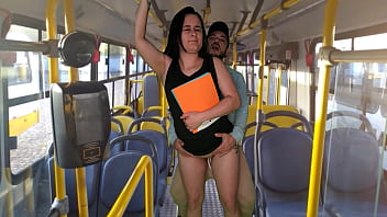 Aluna é Fodida Com Força Dentro Do ônibus Lotado, Gemendo Em Público