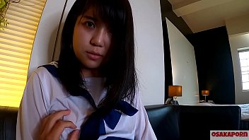 初潮喷涌！娇小贫乳少女身着水手服，被正常位中出高潮连连，稚嫩身体颤抖不止，对话喘息交织的私密拍摄
