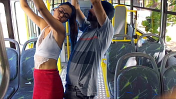 Estudante Arregaçada No ônibus Lotado, Gemendo De Tesão Em Público