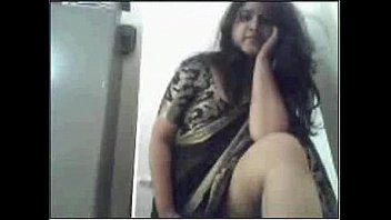 Sultry Indian Aunty Peeling Off Her Saree, Revealing Her Curves