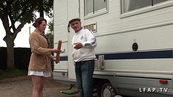 Une Rousse En Chaleur Se Fait Démonter Par Une Bande De Vieux Pervers En Double Pénétration Sauvage.
