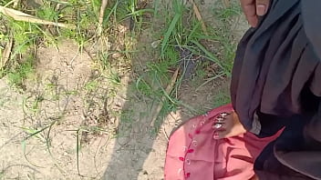 गाँव की मस्त लड़की की चूचियों को दबा-दबाकर उसकी चूत से रस निकाल दिया