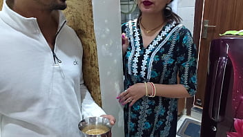 Bade Chuchon Wali Padosan Ki Bhabhi Ko Chini Maangne Ke Bahane Bed Tak Pahuncha Kar Zor Se Choda