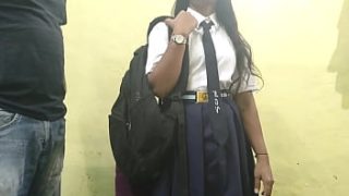 गाँव की मासूम छात्रा का होमवर्क ना करने पर टीचर ने उसकी कोमल देह का फायदा उठाकर जबरन उस पर अपनी हवस थोपी
