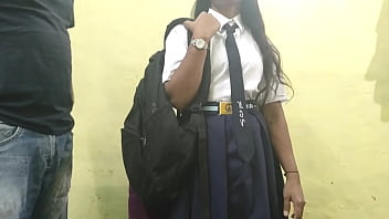 गाँव की मासूम छात्रा का होमवर्क ना करने पर टीचर ने उसकी कोमल देह का फायदा उठाकर जबरन उस पर अपनी हवस थोपी