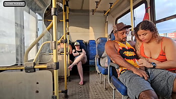 Uma Esposa Devassa Provoca Um Desconhecido No ônibus E Acaba Dando Pra Ele No Banco De Trás