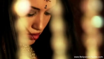 Sensual Indian Goddess Moves Her Hips To Hypnotic Rhythms