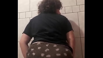 Gordinha Rebolando Gostoso No Banheiro, Mostrando Toda Essa Raba Deliciosa