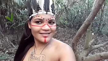 Tigresa Vip Se Fantasia De índia Selvagem E Ataca O Lenhador, Mas Ele A Domina E Fode Seu Cuzinho Com Força