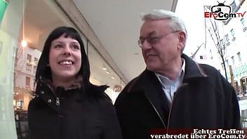 Greiser Greis Packt Sich Eine Frische Deutsche Göre Auf Offener Straße
