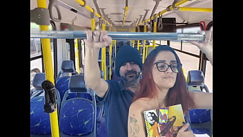 Aluna Levada Com Força Por Desconhecido Dentro Do ônibus Lotado