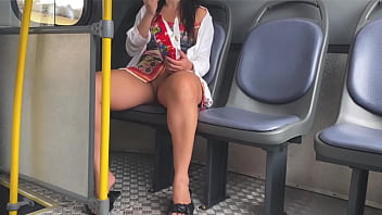 Adolescente Safada Exibe A Buceta No ônibus Sem Calcinha